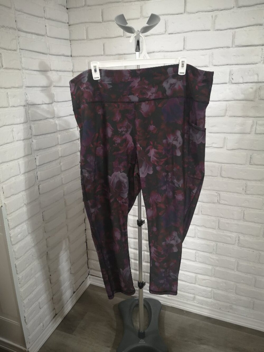 ActiveZone Ladies Size 4X Multi Colored Floral Pattern Wider Waistband Leggings